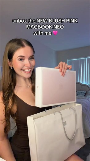 unboxing my new pink laptop 🙈 i love ittt 🩷 #macbookneoblush #unboxing #pink #macbook #haul #viral