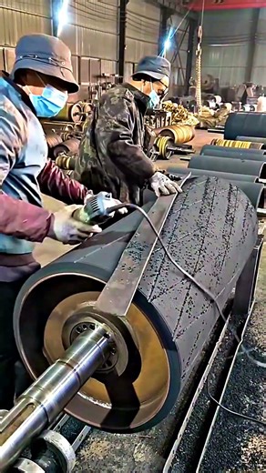Manufacturing Rubber Roller Conveyor Belts with Grinders