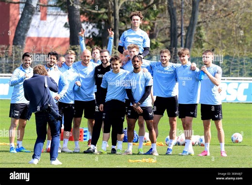 15.04.2026, Berlin Olympic Stadium, Berlin, DEU, DFL, 2. FBL, Hertha Berlin , Training In the picture Winner group photo, Hertha player circle DFL - regulations prohibit any use of Photographs as image sequences and/or quasi-video Photo: Juergen Engler Stock Photo - Alamy