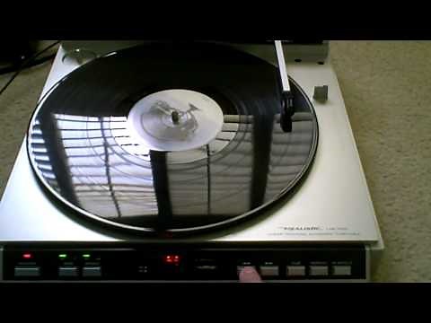 Realistic LAB 2100 Linear Tracking Turntable.