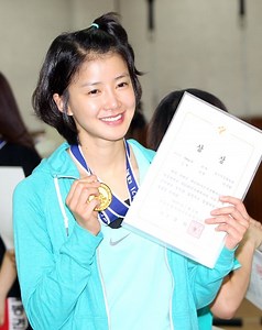 Actress Lee Si Young dominates in the boxing ring