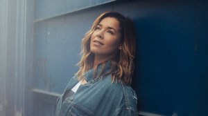 Chimène Badi se confie sur son nouvel album "vivant et solaire"