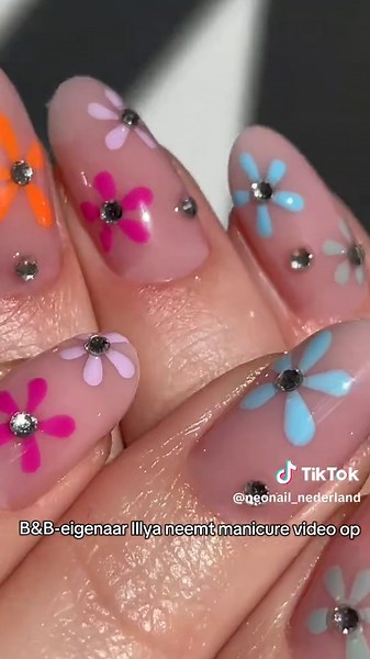 Manicure Video van B&B-eigenaar Illya