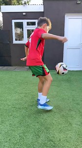 Fast feet 🔥🔥🔥 #soccer #football #futbol #fussball #fútbol #footballskills #explorepage #soccerlife #cr7 #footballplayer #footballer #footballtime | V7skills