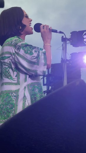 Bonnie Anderson on Instagram: "Such a joy doing what I love with people I adore ✨ I had a ripping day yesterday performing at the @portseahotel supporting @jonstevensofficial All of this footage was taken by the most beautiful human, Sare. You are so good at what you do and you bring the best vibes! 🤳🏽📹 @ohmygrady thank YOU 🙏🏼💙 @mushroomevents"