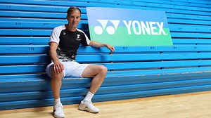 Yonex PETER GADE ACADEMY (English below) Jeg er rigtig glad for at Peter Gade Academy og Yonex udvider samarbejdet og starter Yonex Peter Gade Academy. Et samarbejde der gør det muligt for mange flere unge spillere fra Danmark og Europa at deltage i et forløb på Akademiet, så vi sammen kan skabe nogle endnu bedre rammer for de unge talenter, der gerne vil hele vejen med badminton. ------------------------------------------ Hey guys, I’m really happy to announce the news about my cooperation with