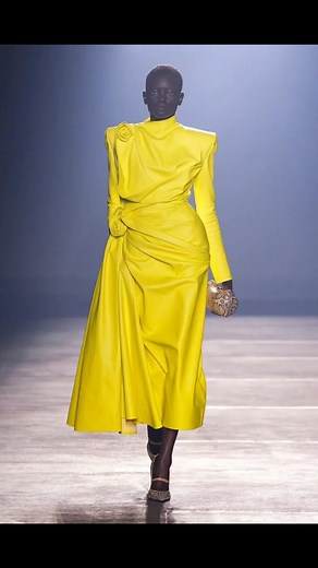 MUGLER 2025 SPRING SUMMER #mugler #pfw #parisfashionweek #fashionweek #paris | Tendencias y Diseños Franchetto