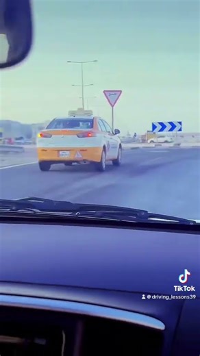 Roundabout Street Driving 2025 | Lane Rules, Signals & Safe Navigation Tips