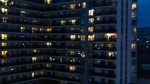 366K views · 10K reactions | Vilnietis kiekvieną vakarą sutelkia visus kaimynus: šis gestas – padėka medikams. Dalinamės vaizdeliu! Daugiau apie vaikinų poelgį skaitykite: www.tv3.lt/1036222 | TV3 televizija | Facebook