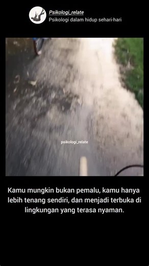 Psikologi dalam hidup sehari-hari on Instagram: "Dalam psikologi kepribadian, preferensi menyendiri tidak selalu identik dengan introversi, melainkan bisa menjadi bentuk self-regulation—cara otak menjaga keseimbangan dari stimulasi berlebih. Menyukai kesendirian sering kali berarti seseorang sensitif terhadap suasana, bukan anti-sosial. Menariknya, individu seperti ini bisa tampak sangat ekstrovert di lingkungan yang terasa aman secara emosional. Ketika berada di sekitar orang yang tidak menghak