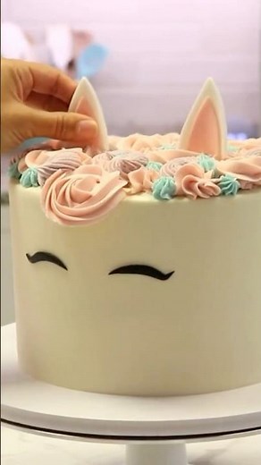 How to make a cat themed cake, full tutorial on my channel. #craftsycakes ￼