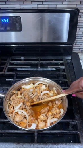 Honey sriracha chicken with rice 🤤 the best one you could make #sriracha #chickenthighrecipes #cook