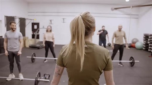 Durante tu entrenamiento, es importante que escuches con claridad las indicaciones de tu entrenador. Con el dispositivo Cochlear™ True Wireless™ Mini Microphone 2 , puedes escuchar su voz y recibir el sonido directamente en tu procesador de sonido Cochlear™ Osia® 2. 👉 Descubre más aquí: https://bit.ly/46Der5u . . . #HearNowAndAlways #CochlearLatinoamerica #CochlearFamily #Cochlear #EscucharAhoraYSiempre #SistemaOsia #Osia #Osia5años | Cochlear Latinoamérica