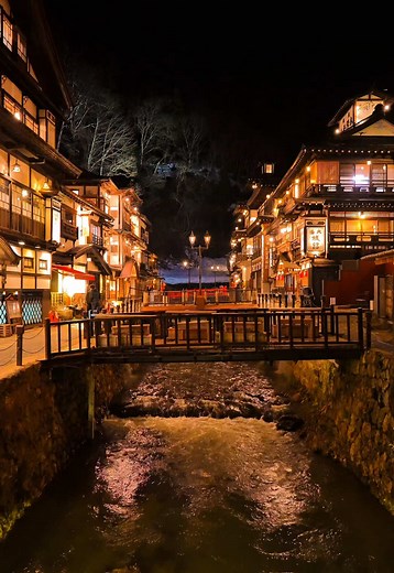 千と千尋の神隠しのような幻想世界。 . 📍山形県 銀山温 Ginzan-Onsen （旅館の予約は緑色の場所タグから↖︎） . ようやく行けました。 やはり千と千尋のような世界観で、 特に夜は幻想的な空間でした。 . 足湯や飲食店もあってゆっくりと過ごせました。 旅館もいくつもありますが、 とても有名スポットなので冬の季節は特に予約を取るのが難しいです。 . 事前に計画を立てて早めに予約するのがいいでしょう😊 誰もが一度は行きたい場所、 とてもおすすめです！ . #銀山温泉 #山形 #千と千尋の神隠し #千と千尋 #ジブリ #旅館 #温泉 #日本の風景 #日本の絶景 #絶景 #冬と春のホテルキャンペーン #spiritedaway #ghibli #studioghibli #onsen #japantravel