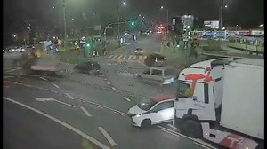 Toyota Aygo wjeżdża pod TIRa, po czym ucieka. Jeśli widziałeś to zdarzenie i np. masz nagranie tablic rejestracyjnych sprawcy z videorejestratora - odezwij się do naszego Czytelnika - pbimek@poczta.onet.pl. Zdarzenie miało miejsce 1. grudnia 2022 około godziny 17.. | epoznan.pl