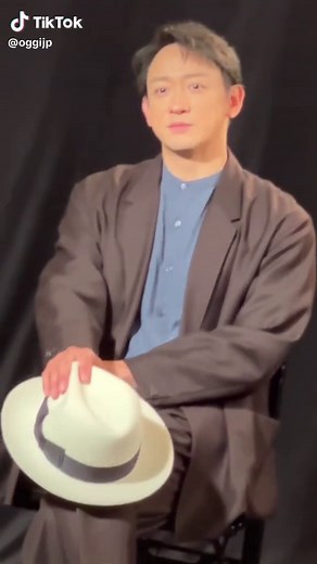 発売中のOggi11月号「この人に今、これが聞きたい！」企画に登場してくれた、俳優・山本耕史さん👏 担当エディターに撮影裏話を聞いてみました✍️ . 「音楽劇『浅草キッド』の発表記者会見終了後、取材に駆けつけてくださった山本耕史さん。撮影が始まると、軽快なステップを踏み、ハットを操り、ダンディに決める姿は、もう舞台そのもの✨ ぜひ本番舞台よりひと足早く、誌面でご覧ください💁‍♀️ インタビューにてご家族の話になると、そこから一転して、目尻を下げて優しく語り出し…。お子さんの学校行事に参加しているというその姿が、目に浮かぶようでした。本誌インタビューには、仕事にも子育てにも貫かれている、山本さんならではの哲学がつまっています。お楽しみに❣️」 . . #oggi #山本耕史 #浅草キッド #インタビュー #撮影 #舞台裏 #ムービー