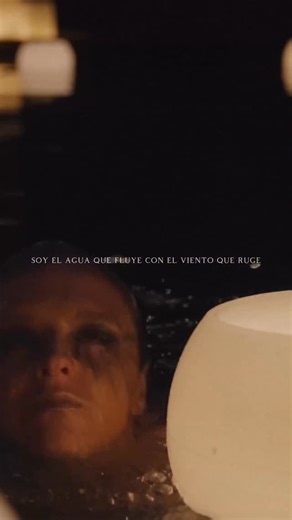 De qué trata este canto? “SOY” es una canción-mantra que va creciendo, profundizandose en un ritmo hasta llegar a una catarsis Presenta lo 5 elementos (Agua, Viento, Fuego, Tierra, Amor) y como ellos habitan en nosotros Habla de la resiliencia y de la integración de las polaridades como oportunidades de transformación profunda, llegando siempre al punto más importante…SOMOS AMOR. . Film: @lexojeda Producción musical, mix y máster : @peiko_ney @laneysoundstudio Vels y luminarias: @cazocandles Loc