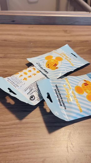 #disney #fyp #disneyworld #disneyparks #pintrading #pintradingdisney #pins #unboxing #mystery #opening #disneypins