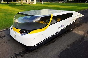 La prima auto ad energia solare per 4 persone (VIDEO/FOTO)