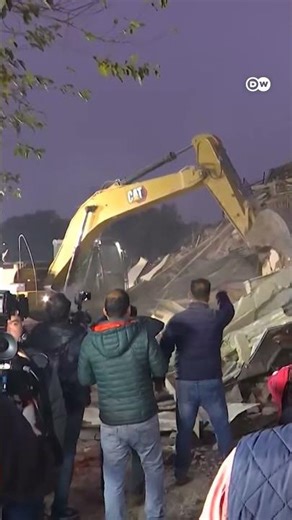 दिल्ली: मस्जिद के पास चला बुलडोजर, हुई पत्थरबाजी [Stone-Pelting after Bulldozer Action Near Mosque]