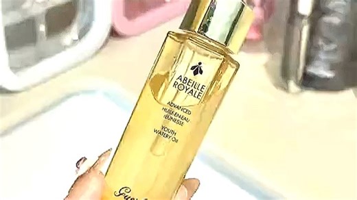 用了科莱丽Galeoni洁面仪后，肌肤水润感up！早上起床用它清洁，毛孔清爽不紧绷，后续上妆更服帖，皮肤像喝饱水一样透亮～