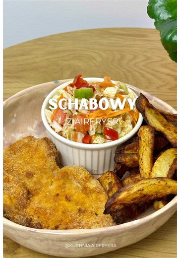Długo się wzbraniałam, ale w końcu jest 🤍 Polski klasyk – schabowy z airfryera 🔥 🥩 Schabowy z airfryera – składniki (2 porcje): ▪️ 360 g schabu wieprzowego w plastrach ▪️ 2 łyżki oleju ▪️ 1 łyżeczka soli ▪️ 1 łyżeczka papryki słodkiej ▪️ 1 łyżeczka czosnku granulowanego ▪️ ½ łyżeczki pieprzu ▪️ 1 jajko ▪️ bułka tarta 🍟 Frytki z airfryera: ▪️ 5 dużych ziemniaków ▪️ 1 łyżka oleju ▪️ sól, czosnek, papryka słodka – po 1 łyżeczce (do smaku) 👩‍🍳 Przygotowanie: 1️⃣ Ziemniaki obierz i pokrój na fr
