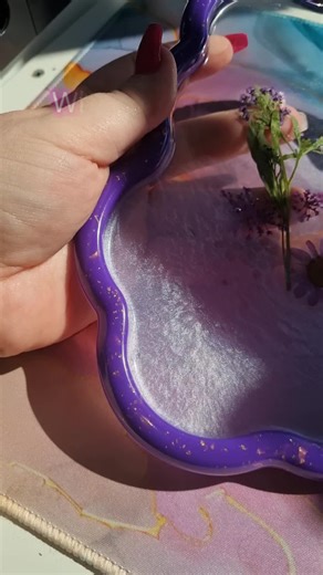 hmm let's take a vote? yes? no? #madewithlove #deevinegiftwares #resinart #trinkettray #christmas