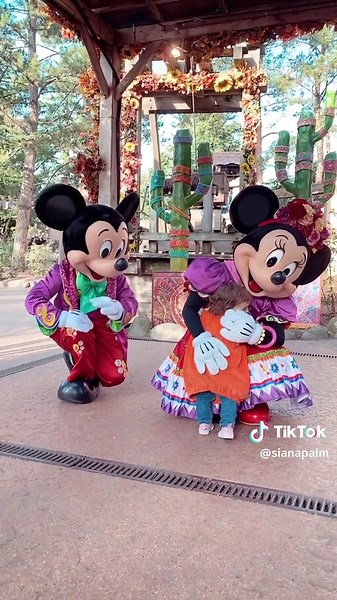 Meet Mickey and Minnie @Disneyland Paris Halloween Hug