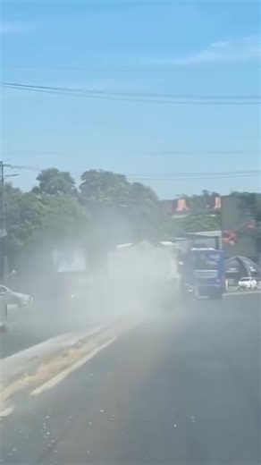Muy bien, amigo camionero Gracias a su pericia, el conductor de un camión volquete (tumba) logró evitar una tragedia, cuando de repente dejaron de responderles los frenos. Ocurrió sobre la ruta Acceso Sur, en la ciudad de Ñemby. Cuando iba bajando por la ruta aparentemente comenzaron a fallar los frenos y el chófer toma la decisión de subir al paseo central de la vía para tratar de aminorar la marcha e incluso llega a ingresar por un tramo en contramano, donde felizmente no se topó con nadie. Co