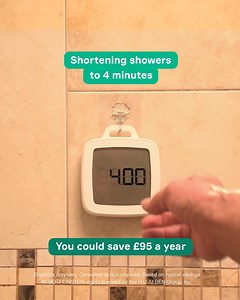 Shortening your showers to 4 minutes could save you £95 a year 🚿 Track your energy use with a smart meter display. Discover more energy saving tips here ⬇️ smartenergygb.org/4-minute-showers | Smart meters