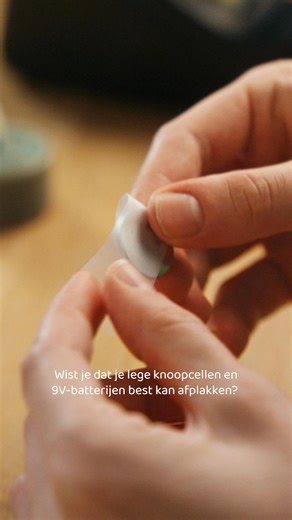 Goed doen voelde nog nooit zó goed. Plak je knoopcellen daarom altijd goed af voor je ze binnenbrengt bij een Bebat-inzamelpunt. Zo voorkom je kortsluiting. 💚 🔋 | Bebat