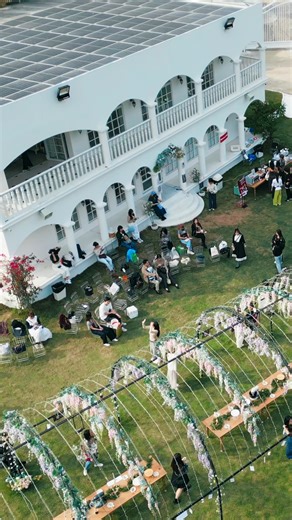 KitchenAid Hong Kong on Instagram: "今個聖誕 Cake challenge 聚集了超過50多個烘焙創作者及150多個甜品愛好者，由一班烘焙創作者帶來了50多份的暖心作品🍰🥯，將屬於他們的暖心回憶和故事化身成各種獨一無二的烘焙口味😋，讓在場的所有參加者不但可以親身試食他們喜愛和有共鳴的作品，還可以充分了解創作者背後的創作靈感。✨ 今次活動除邀請了5間本地小店為參加者提供「暖心」主題的工作坊外🎄，我們亦有幸邀請到 @mabkitchen.mab 即場為大家示範使用KitchenAid 最新推出的全自動意式咖啡機☕️及無線打蛋器製作Tiramisu🍨，率先讓現場參加者第一身感受KitchenAid全自動咖啡機帶來的「啡」一般體驗。 This Christmas Cake Challenge brought together over 50 baking creators and more than 150 dessert enthusiasts. The creators presented over 50 heartwarming creati