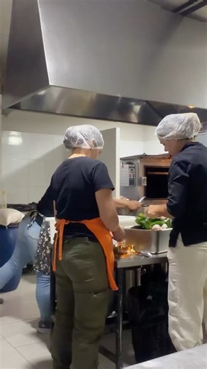 Lizzi Piñanez on Instagram: "No solo me dedico a crear recetas y a la tele , también tengo un emprendimiento propio que amo con todo mi corazón ❤️"