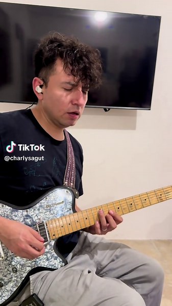 Tocando guitarra: Tu nombre es Cristo