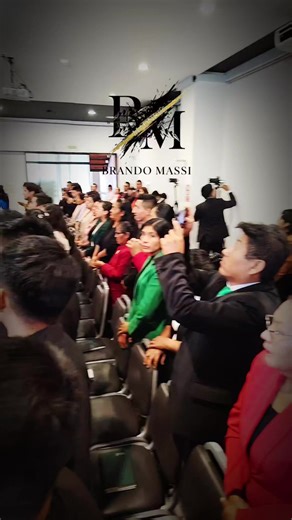 Elegancia no es solo cómo te ves… es cómo te plantas en el escenario de la vida. Donde hay un corral, el gallo canta… y cuando sabes quién eres, tu voz se escucha en cualquier lugar. Hoy no solo estoy en un escenario, estoy construyendo un proyecto de vida con visión, disciplina y propósito. DXN no es solo un negocio, es una oportunidad para crecer, liderar y dejar huella. Porque cuando tienes claridad en tu camino, tu presencia habla antes que tus palabras. #fyp #business #LIVEIncentiveProgram 