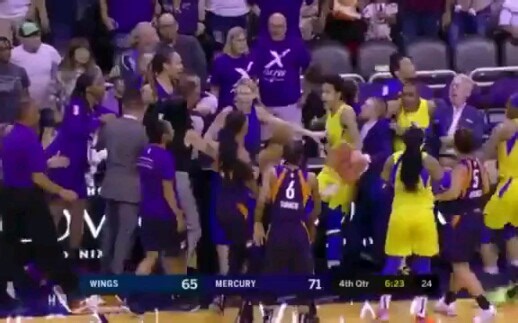 WNBA赛场爆发激烈冲突！女魔兽格里娜连续勾拳追打对手，男裁判拦都拦不住！