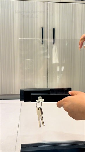 Frameless glass lock, new design, magnetic lock core, anodized surface finish, premium quality, available in notched and flat-edge styles. Our factory is located in Foshan, Guangdong, China, specializing in the production of door fittings, self- managed oxidation plant, extrusion plant,CNC machining center, support OEM,ODM customization, looking forward to working with you! #chinafactorydoorhandle #famelessdoorhadle #4516profilelock #slidinghandle #glassdoorhandle #favtory #glasshandle #glss #Do