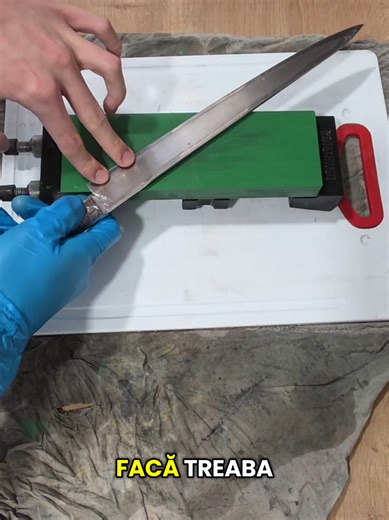 TUTORIAL Haide sa ascutim impreuna un yanagiba de 27cm. Astazi o sa va arat cum am ascutit corect un yanagiba. Stiu, posibil ca o sa spuneti ca trebuia ascutita si partea de mai sus unde am ascutit, apasand in spatele liniei shinogi, insa mie mi s-a parut ca este suficient cum am procedat pentru aceasta sesiune de ascutire. Pietrele pe care le-am folosit au fost: Naniwa Chocera Pro 1000, 3000, King 6000 si la final finish pe un strop de piele. Bucatarul nu a vrut microtais la cutit. La partea de