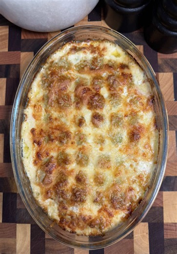 Recette du Dauphiné 🇫🇷✨ Gratin de ravioles du Dauphiné au jambon et comté Ingrédients : 4 plaques de ravioles du Dauphiné (environ 240g) 2 tranches de jambon blanc 1-2 poignées de comté râpé 25cl de crème liquide entière 2 Cas de crème épaisse 25 g de beurre 1-2 gousses d’ail 1 petite branche de thym Sel Poivre Option : 1 poireau 1 échalote pour faire une fondue de poireaux Préparation : 1. Prépare la crème : fais fondre le beurre à feu doux avec l’ail haché et le thym. Ajoute la crème liquide