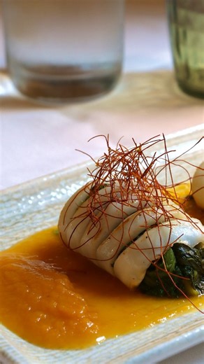 Lumia Restaurant on Instagram: "Calamaro alla griglia ripieno di verdure saltate all’aglio su letto di zucca rossa e fili di peperoncino Un piatto raffinato ed equilibrato, dove la griglia esalta la delicatezza del calamaro e il ripieno vegetale profuma di Mediterraneo. La dolcezza vellutata della zucca rossa avvolge il palato, mentre il peperoncino dona un accento vivace e misurato. In abbinamento SurSur Sicilia DOC Grillo – Donnafugata: un vino fragrante e luminoso, con note di agrumi, pesca e