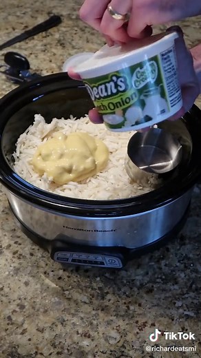 Easy Crock Pot Cheesy Potatoes Recipe