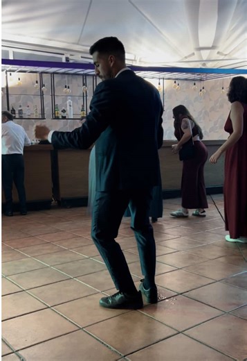 🌙🥂 Esta canción pega con cualquier vídeo de tu galería jajaja #noche #nuevalinea #baile #padre #fiesta