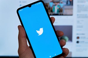 Twitter users briefly unable to tweet, send messages