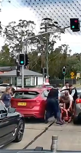 🚓 Police action this afternoon, as police swoop in on a car #Fairfield West. ℹ️ It was around 3pm on the Cumberland Highway (Cambridge st) Fairfield West, when an unmarked police car with lights flashing is seen pulling up behind a red Ford hatchback stopped at the Thorney rd lights. A plain clothes police officer is then seen running in from the left towards the passenger side of the car and tries to open the door. Seconds later, several plain clothes and uniformed officers run up to the drive
