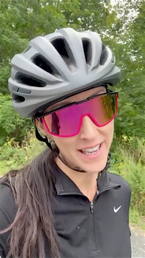 Pour laver mon âme coloniale, j’ai pédalé 40 km. Résultat: empreinte carbone effacée, chakras recalibrés, karma remis à zéro. Bref, la nouvelle spiritualité c’est moins de méditation, plus de cardio.🔥Et c’est moins cher qu’une retraite spirituelle à Bali! Ma culpabilité s’est évaporée avec ma sueur. Moralité: achetez-vous un cuissard et une gourde. La rédemption est dans le cardio… | Amélie Paul