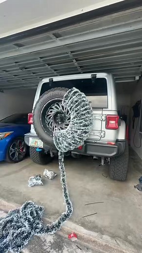 🚗Want your car to celebrate Christmas too? Then adorn it with the most unique "Santa hat"—the Christmas Car Tire Wreath! 🎅 ✨Perfectly blending the warmth of traditional Christmas with the coolness of a car, this tire wreath is not just a decoration, but also a creator of the festive atmosphere. Every time the wheels turn, it seems to carry a string of cheerful bells through the winter streets. 🎁 | Careclosely