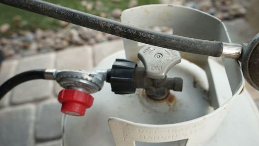 How to Turn a Gas Bottle On & Off