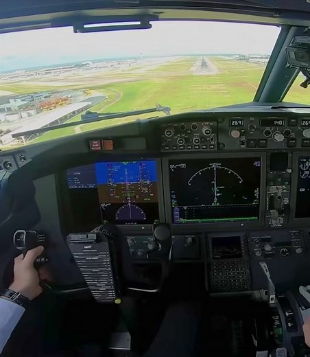 LOt 737MAX landing at London Heathrow #pilot #pilots #pilotos #pilotlife #pilotseye #avgeek #justplanes #airline #aviation #lotpolish #737max #boeinglovers #boeing737 #boeing #heathrow #heathrowairport