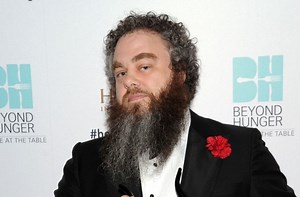 Patrick Rothfuss reads the prologue to The Doors of Stone