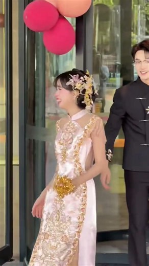 Bride & Groom Riding Carousel at Their Wedding 😍🎠 Most Fun Chinese Wedding Moment Ever 👰✨ #shorts